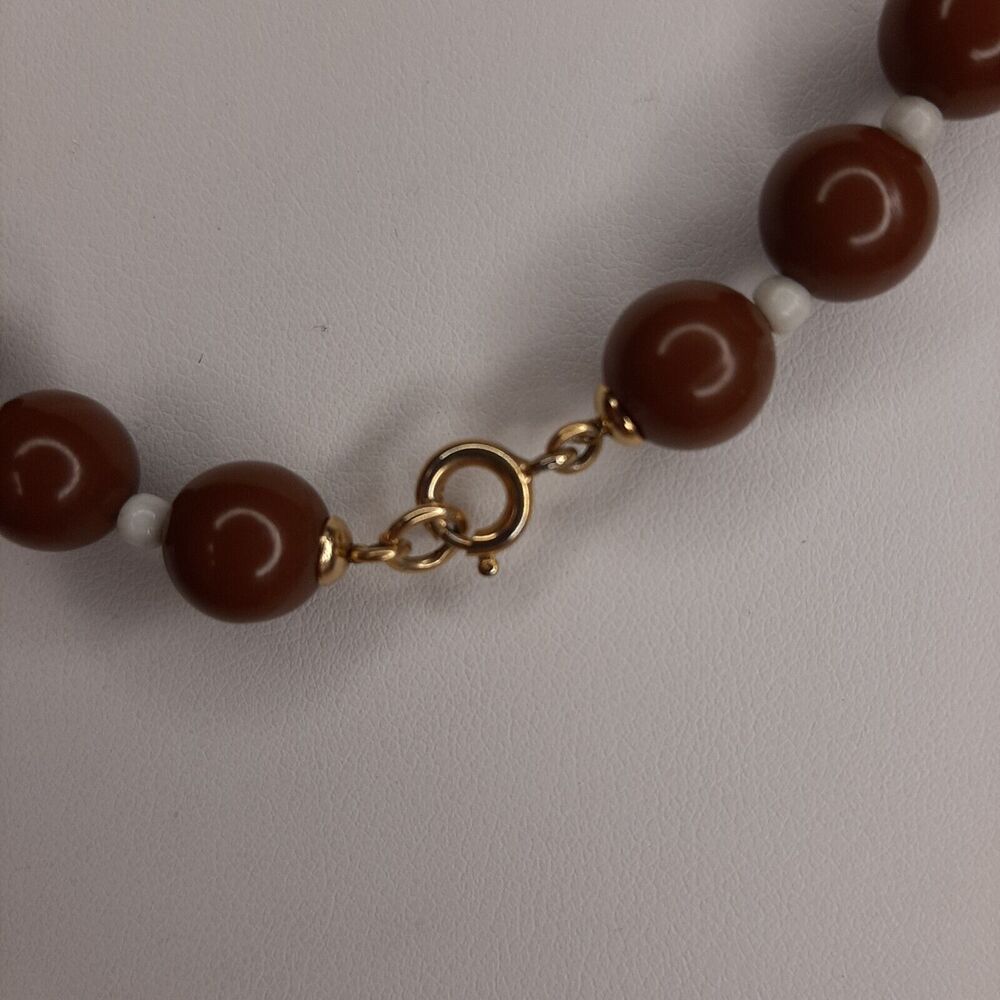 Vintage NAPIER signed Brown & White Plastic Bead Necklace on Gold-Tone chain - Picture 3 of 5